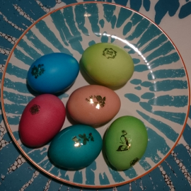 крашеные красителем яйца