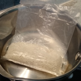 пакетик риса в кастрюле