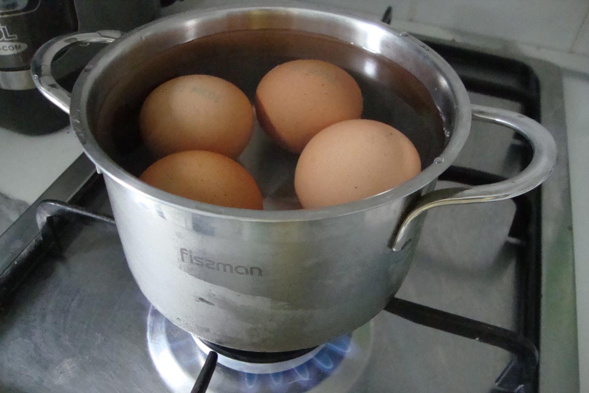 Как кипят яйца. Варка яиц. Варить яйца. Яйца в кастрюле. Кастрюлька с яйцами.