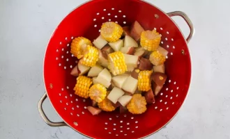 отвариваем картошку и кукурузу