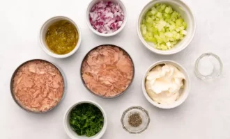 ингредиенты для салата с тунцом и сельдереем