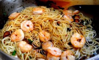 добавляем спагетти и креветки